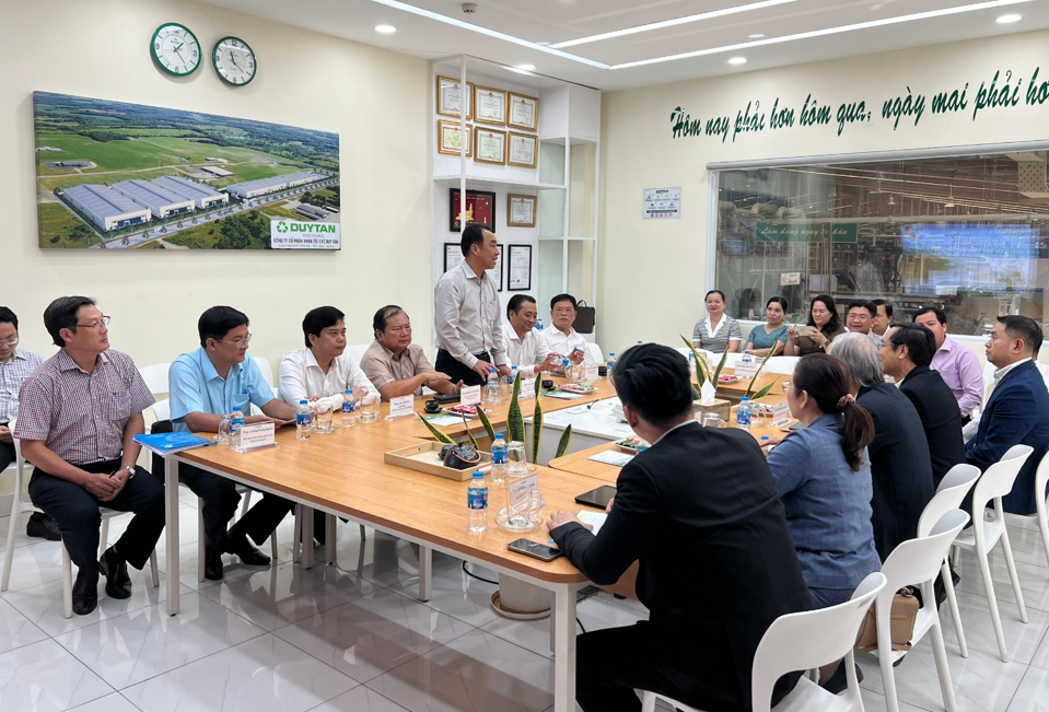 Đoàn công tác của UBND tỉnh Vĩnh Long làm việc tại Công ty Duy Tân Recycling