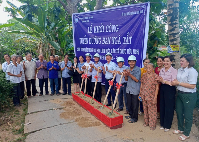 Liên hiệp các tổ chức hữu nghị tỉnh phối hợp với UBND xã Tân Quới khởi công tuyến đường đan Ngã Tắt