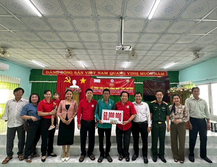 Hội Chữ thập đỏ tỉnh phối hợp với UBND xã Tân Quới tổ chức lễ trao tiền khởi công xây dựng nhà tình thương