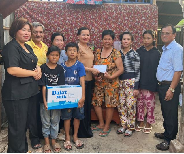 Mặt trận Tổ quốc Việt Nam xã Tân Quới, tỉnh Vĩnh Long hỗ trợ cho gia đình bị tốc mái do lốc xoáy
