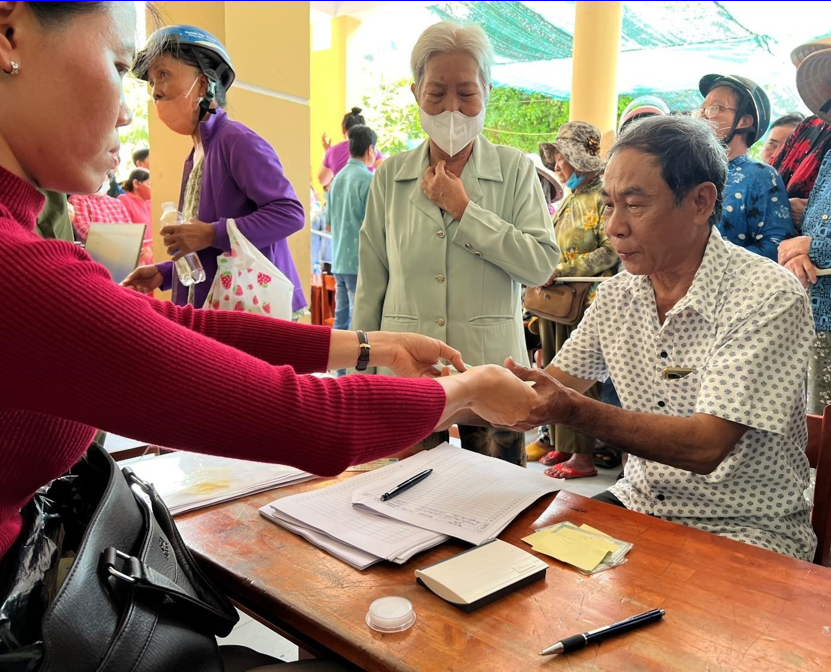 Nhân dân xã Tân Quới phấn khởi nhận quà nhân dịp Kỷ niệm 80 năm Cách mạng Tháng Tám và Quốc khánh 2/9 

