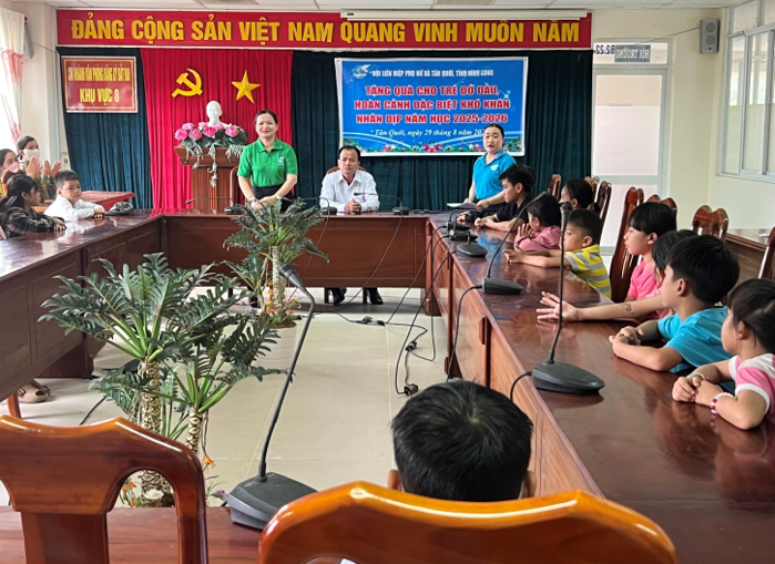 Phụ nữ Tân Quới tặng 40 phần quà cho trẻ đỡ đầu,
có hoàn cảnh đặc biệt khó khăn nhân dịp Khai giảng năm học mới 2025-2026